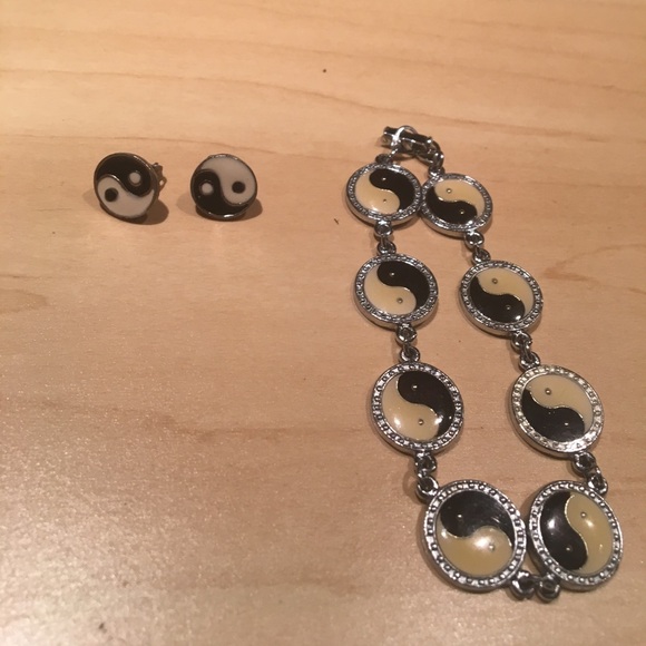 Ying Yang Black & White Bracelet and Earring Set - Picture 1 of 2